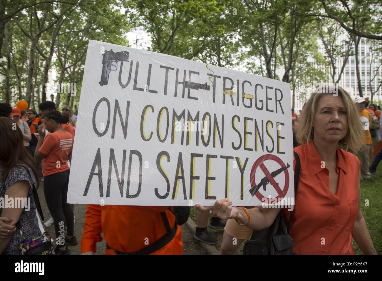 L'annuale "oms Domanda di azione' senso di pistola in America marzo oltre il Ponte di Brooklyn nel 2018 fu affiancato da "Gioventù oltre Guns' organizzazione che lavora per fermare la violenza pistola nella comunità di colore in cui i bambini sono uccisi su base quasi quotidiana di tutti gli Stati Uniti. Foto Stock