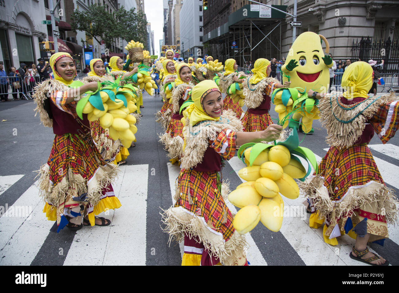 Filippino energetico Dance Troupe promuovere Philippine Mango Festival. Indipendenza filippina parata del giorno su Madison Avenue a New York City, Foto Stock