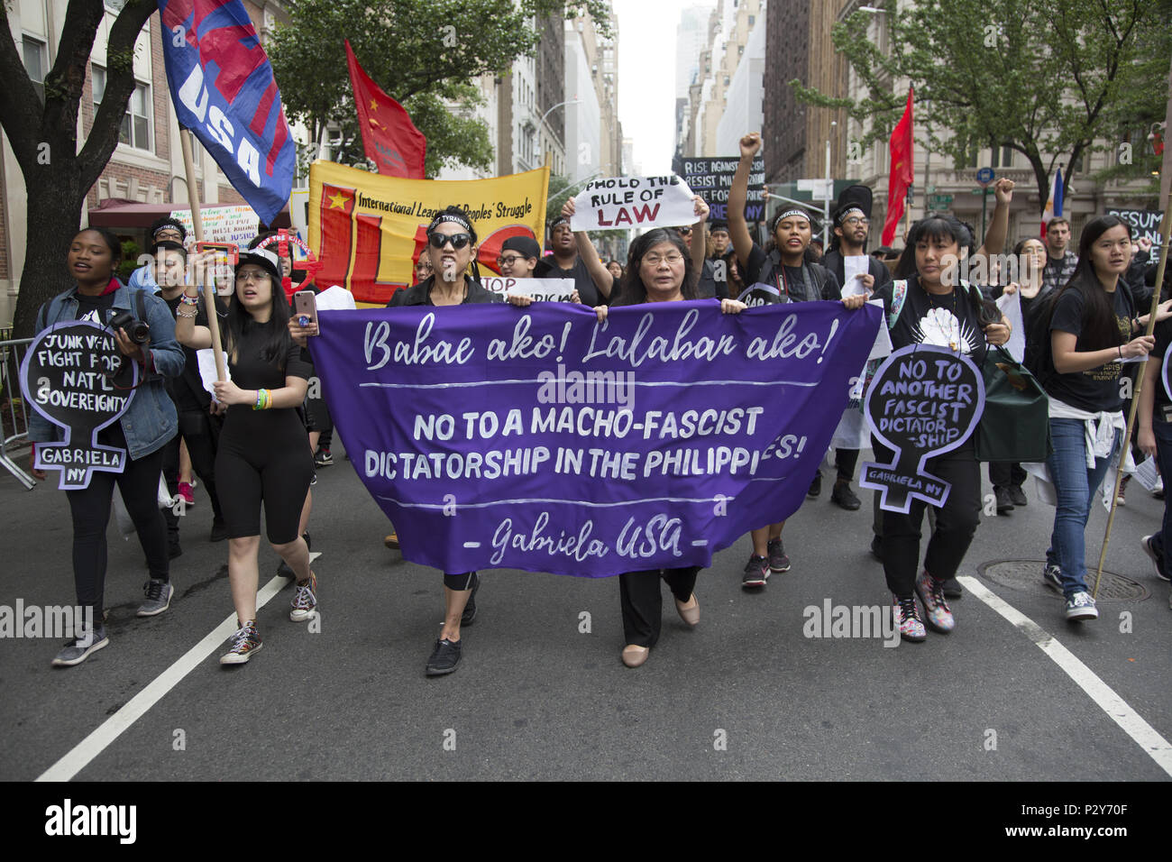 Per la maggior parte giovani filippini di americani protestare contro il regime dittatoriale uomo forte tattiche del Presidente Duterte del Phiippines all'indipendenza filippina parata del giorno nella città di New York. Foto Stock