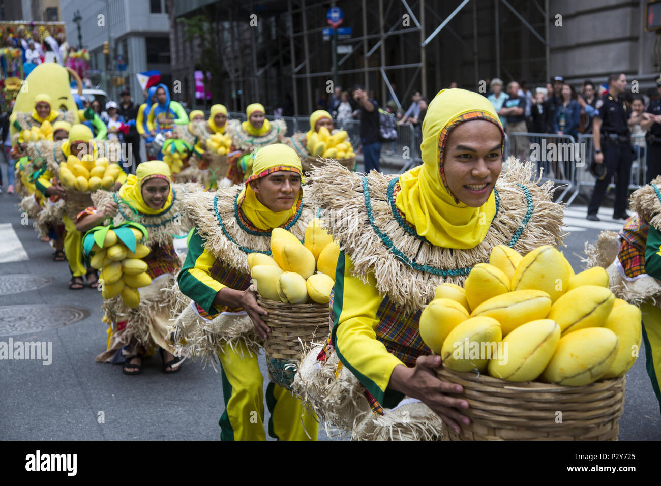 Filippino energetico Dance Troupe promuovere Philippine Mango Festival. Indipendenza filippina parata del giorno su Madison Avenue a New York City, Foto Stock