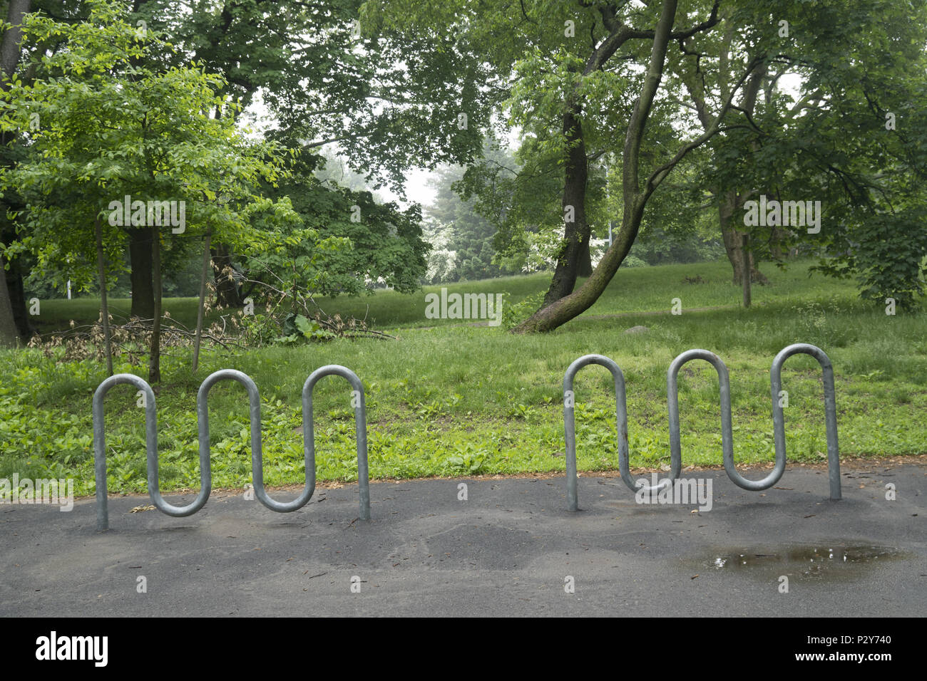 Svuotare Rastrelliere per biciclette in Prospect Park di Brooklyn, New York. Foto Stock