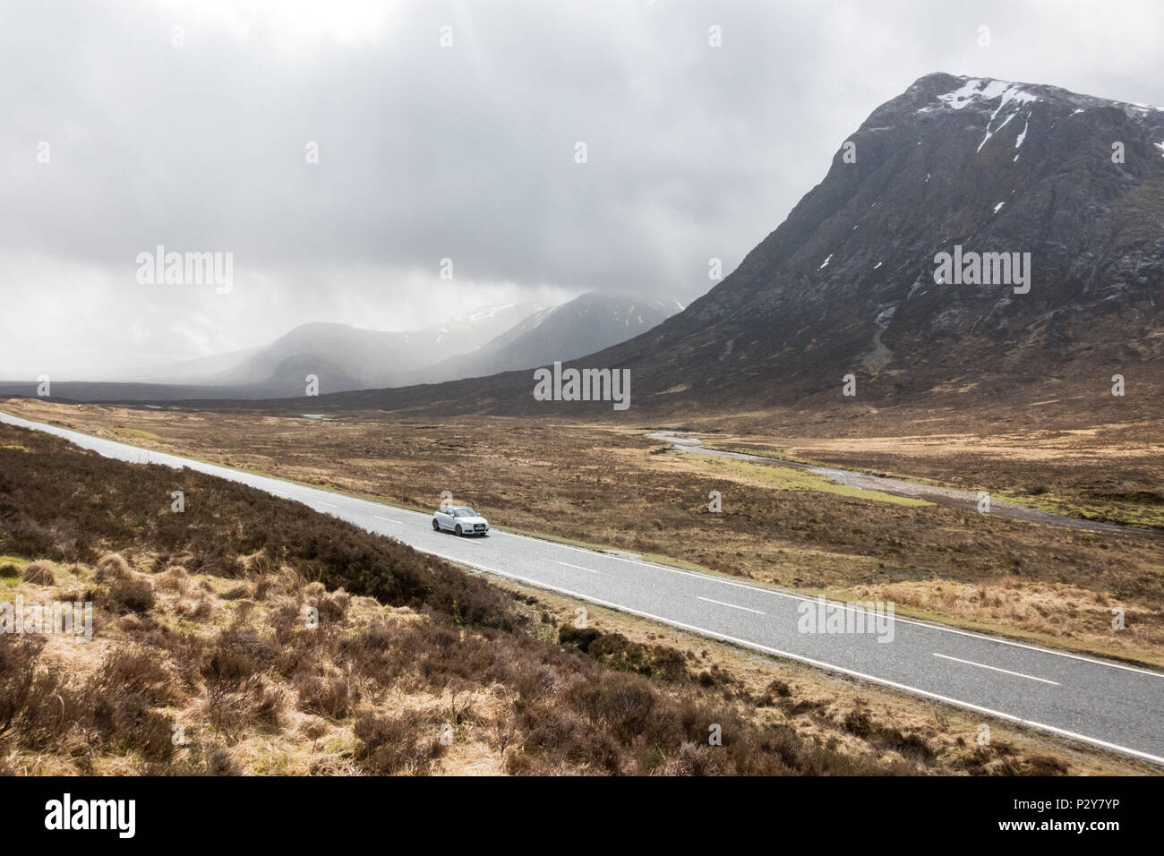 Guida auto sulla A82 strada attraverso Glencoe Glen Coe, Scotland, Regno Unito Foto Stock