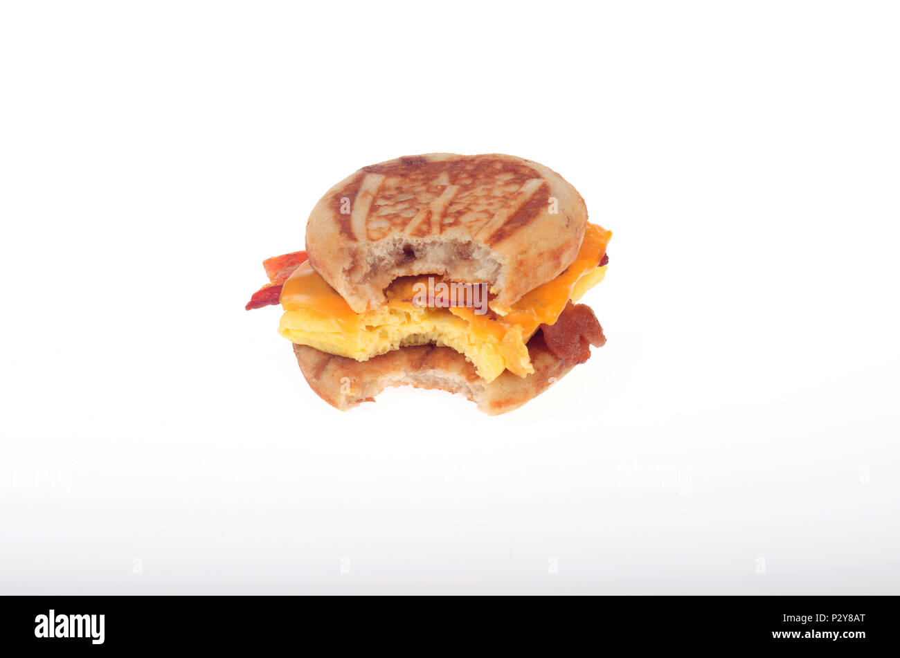 McDonald's McGriddle pancetta, uova e formaggio prima colazione veloce sandwich di alimentare con il morso preso isolato su bianco Foto Stock