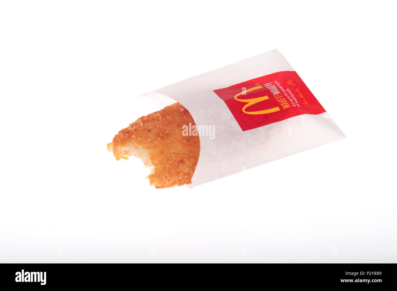 McDonald's hash brown di patate con morso preso isolato su sfondo bianco Foto Stock