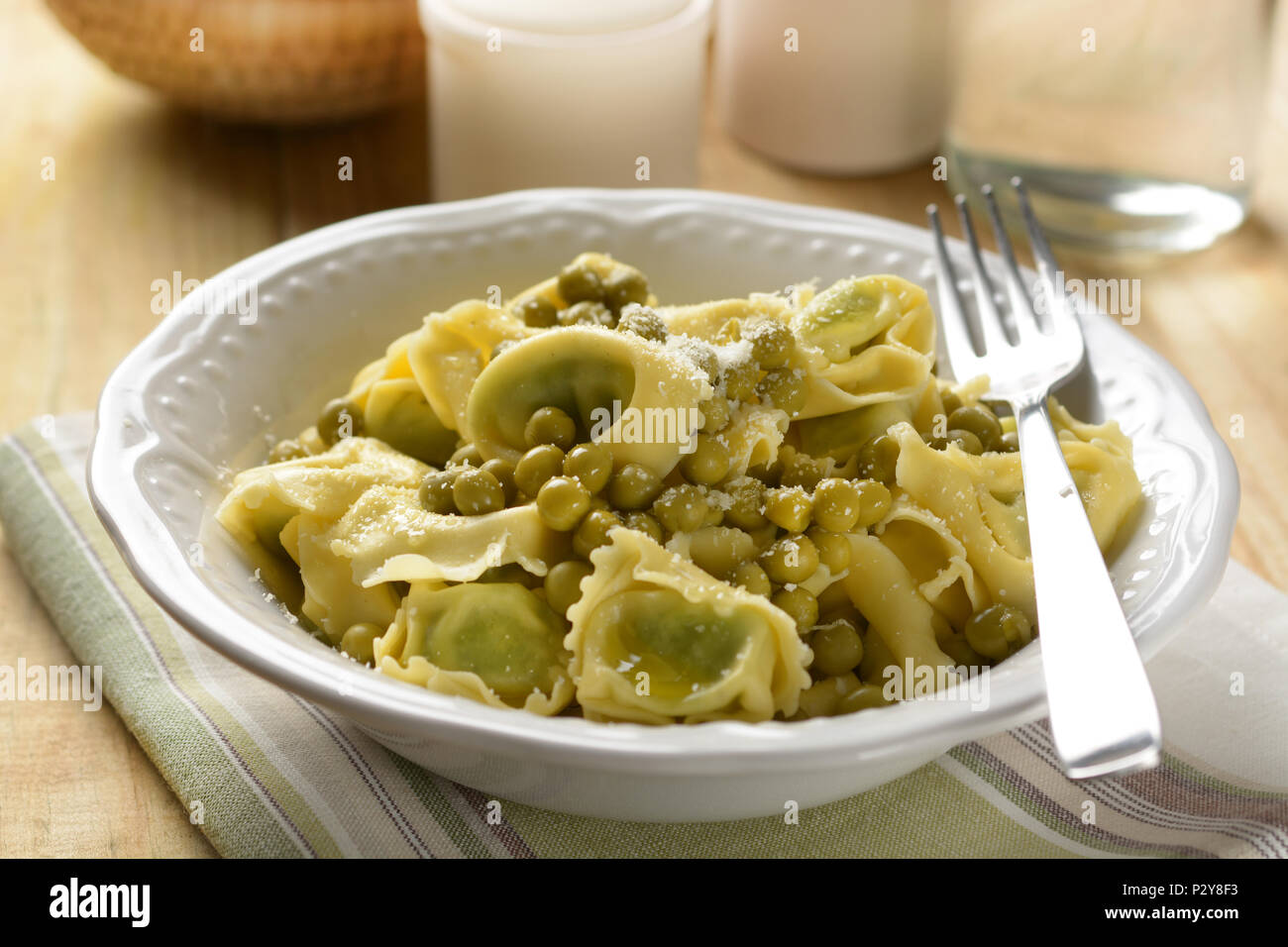 Tortelli con piselli e ricotta - ricetta italiana - primo piano Foto Stock