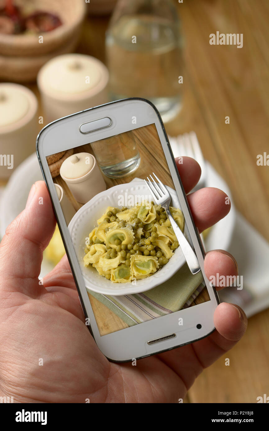 Tortelli con piselli e ricotta - ricetta italiana - primo piano Foto Stock