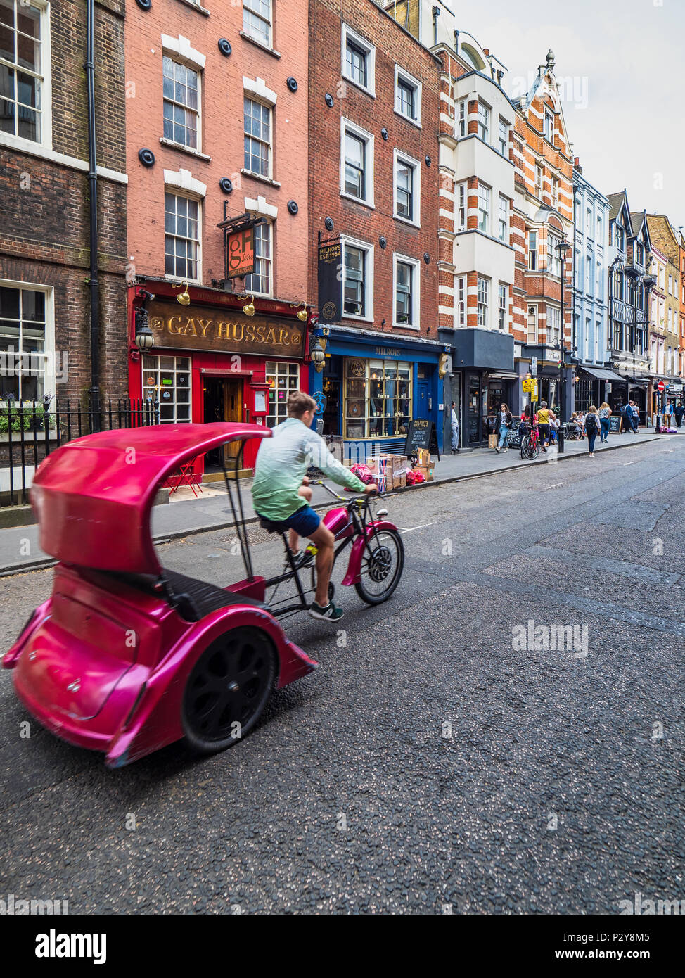 London cycle rickshaw o cicli di Pedicab passato il Gay Hussar ristorante in Greco Street in Soho il quartiere del divertimento Foto Stock
