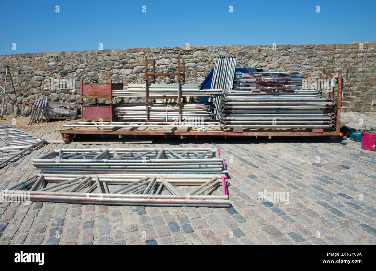 Pila di ponteggi attrezzature in attesa di essere eretta - Giovanni Gollop Foto Stock