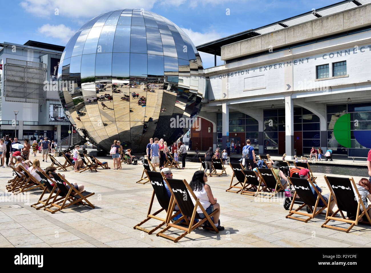 Bristol Millennium Square e il Planetarium in mirroring con sedie stabiliti per la visione del BBCs grande schermo, REGNO UNITO Foto Stock