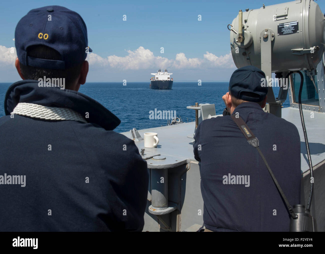 160804-N-SU278-180 Stretto di Lombok (Agosto 4, 2016) della Cmdr. Manuel Hernandez, comandante a bordo guidato-missile destroyer USS Spruance (DDG 111), e Chief Quartermaster Rudi Delgado Spruance di manovra in posizione vicino il militare di comando Sealift USNS Montford Point (T-ESD 1) durante la cooperazione a galla la prontezza e la formazione (Carati) Indonesia 2016 agosto 4. Carato è una serie annuale di esercizi marittimo tra Stati Uniti Navy, U.S. Marine Corps e le forze armate di nove nazioni partner di includere il Bangladesh, Brunei, Cambogia, Indonesia, Malaysia, Filippine, Singapore, Thailandia un Foto Stock