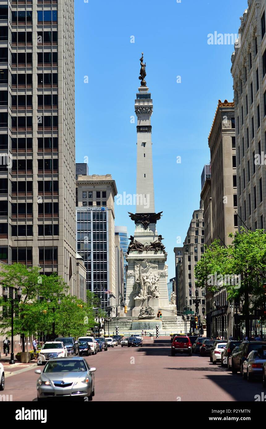 Indianapolis, Indiana, Stati Uniti d'America. La Indiana membro soldati e marinai monumento costruito su Monument Circle nel centro di Indianapolis. Foto Stock