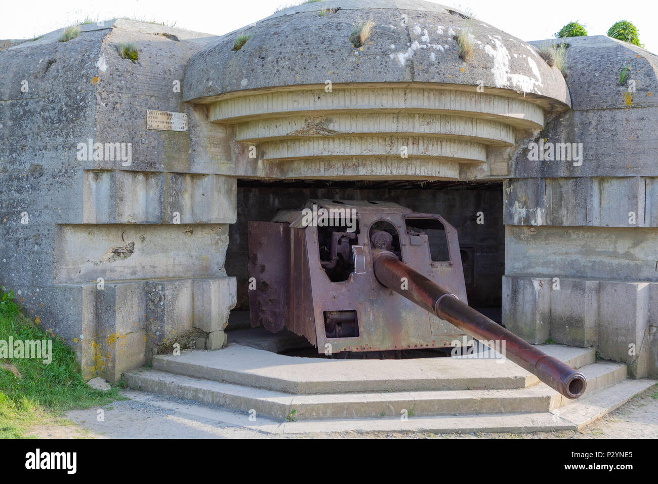 Longues-sur-Mer, in Normandia, Francia, 15 maggio 2018, rimane il tedesco di batteria che è stata catturata su Giugno 07 1944, bunker e pistole di Artiglieria Foto Stock