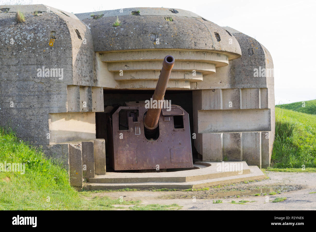 Longues-sur-Mer, in Normandia, Francia, 15 maggio 2018, rimane il tedesco di batteria che è stata catturata su Giugno 07 1944, bunker e pistole di Artiglieria Foto Stock