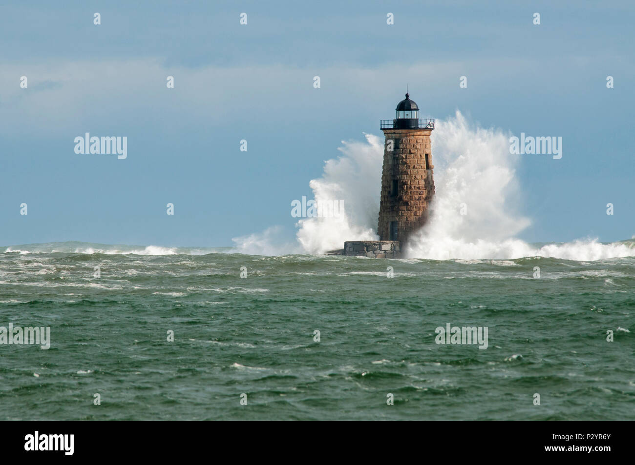 Gigantesche onde coprire la torre in pietra di Whaleback faro nel sud del Maine durante un astronomicamente alta marea. Foto Stock