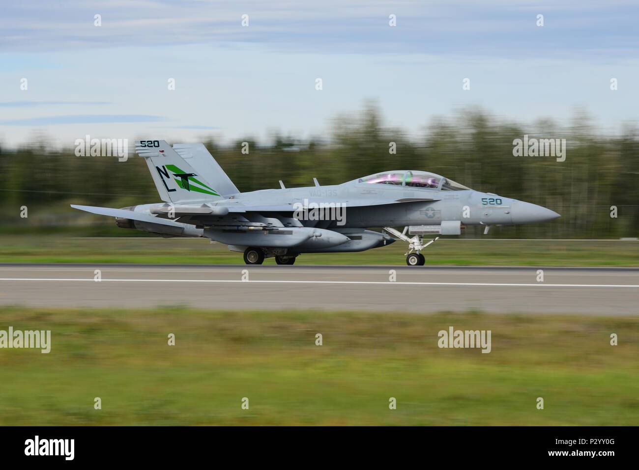 Un U.S. Navy EA-18G Growler aeromobile assegnati per attacco elettronico Squadron 135, Naval Air Station Whidbey Island, nello Stato di Washington, prende il largo per una mattinata sortie 15 agosto 2016, durante la bandiera rossa-Alaska (RF-A) 16-3 a Eielson Air Force Base in Alaska. RF-fornisce un combattimento realistico formazione essenziali per il successo di aria e di operazioni nello spazio. (U.S. Air Force foto di Airman 1. Classe Cassandra Whitman) Foto Stock