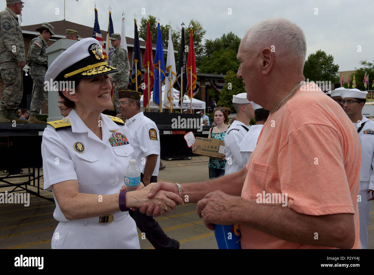 160815-N-WR119-168 Des Moines, Iowa (15 agosto 2016) posteriori Adm. Margaret "peg" Klein, Senior Advisor del Segretario della Difesa per la professionalità Militare, mani una guerra del Vietnam commemorazione pin a un veterano alla Iowa State Fair durante la settimana della marina di Des Moines. Il perno commemora il cinquantesimo anniversario della guerra del Vietnam e di ringraziare tutti coloro che hanno servito. Des Moines è una delle città selezionate per ospitare una marina 2016 settimana, una settimana dedicata a sollevare U.S. Navy consapevolezza attraverso irradiazione locale, nel servizio alla comunità e mostre (U.S. Foto di Marina di Massa lo specialista di comunicazione di prima classe Bolibo Gilbert Foto Stock