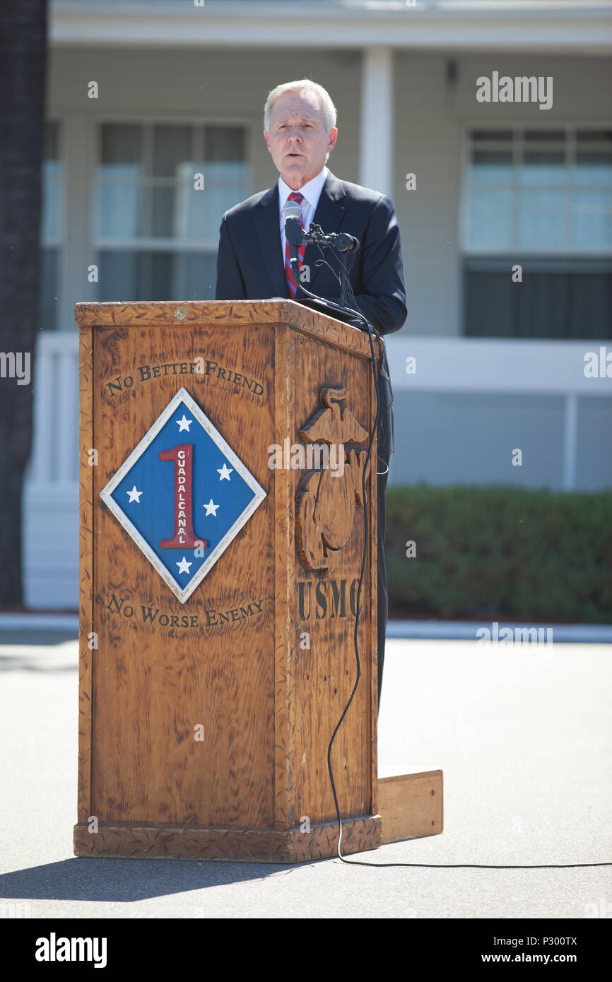 Stati Uniti Il segretario della Marina, il sig. Ray E. Mabus rende commento alla nave cerimonia di denominazione per la USS John Basilone (DDG-122) su Camp Pendleton, California, 16 agosto 2016. (U.S. Marine Corps foto di Cpl. Tyler S. Dietrich) Foto Stock