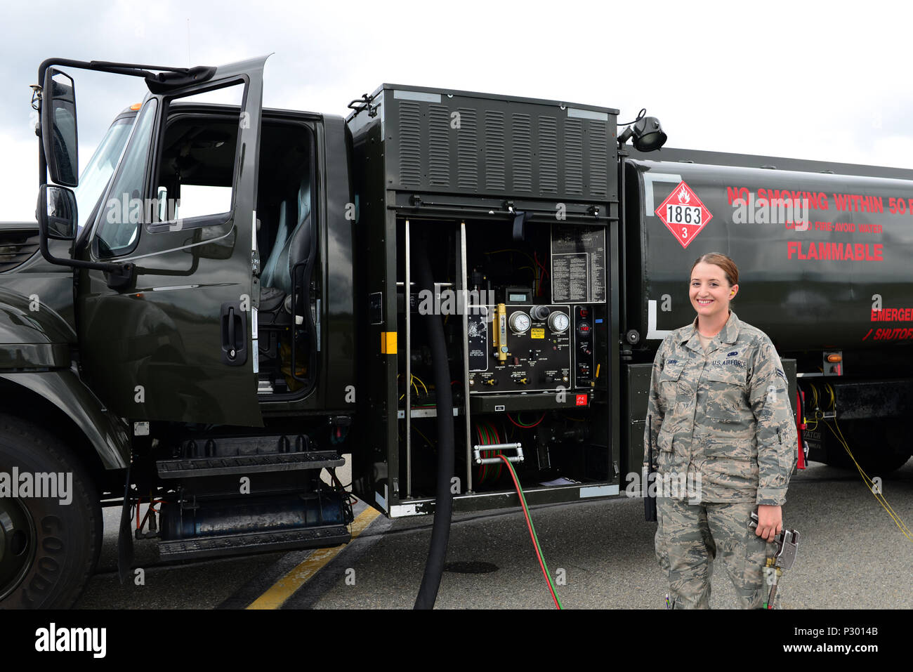 Stati Uniti Air Force Airman 1° classe Crain Ambra, un 354disponibilità logistica squadrone di distribuzione di carburanti, l'operatore prende una foto veloce pausa mentre alimentando un'U.S. Navy EA-18G Growler aeromobile assegnati all'attacco elettronico Squadron 135, Naval Air Station, Whidbey Island, nello Stato di Washington, il Agosto 9, 2016 durante la bandiera rossa-Alaska (RF-A) 16-3, su Eielson Air Force Base in Alaska. Il clou della RF-un per lei è, "vedere e interagire con tutti i vari tipi di aeromobili." (U.S. Air Force foto di Airman 1. Classe Cassandra Whitman) Foto Stock