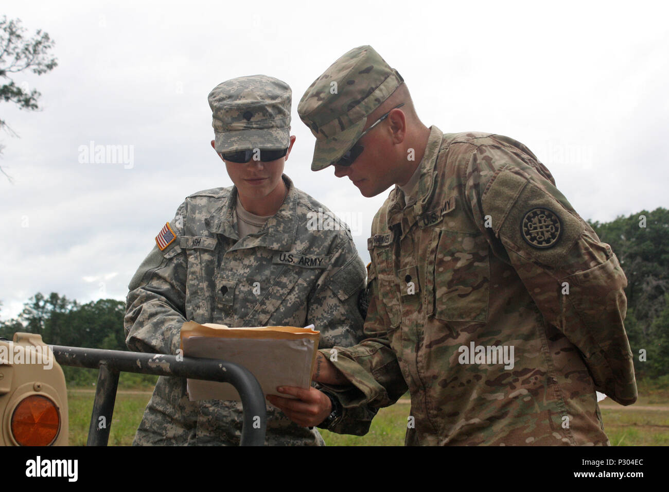 Spc. Christian Kush e SPC. Christopher Cramer, la polizia militare assegnato all'1776th MP Company, 210th MP Battaglione, 177th MP brigata, Michigan Guardia nazionale, guardare su fogli di punteggio per la loro corsia del guerriero 2016 sfida a Camp Temolo manovra comune centro di formazione, Mich, 14 agosto 2016. (177Th MP foto di Spc. Kasey Swoverland, 1776th MP Unità CO Affari Pubblici del rappresentante/rilasciato) Foto Stock