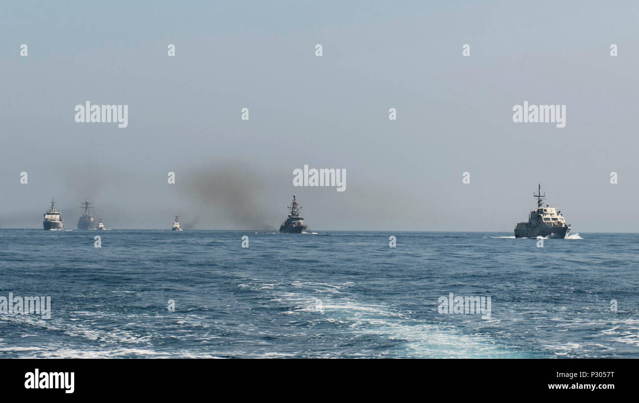 160815-N-GP524-793 GOLFO ARABICO (Agosto 15, 2016) dalla parte posteriore sinistra a destra, IL GOVERNO DEGLI STATI UNITI Navy guidato-missile destroyer USS Stout (DDG 55), posteriore, U.S. Coast Guard isola-classe frese patrol USCGC Wrangell (WPB 1332) e USCGC Monomoy (WPB 1326), la Marina irachena a Bassorah-classe supporto offshore Nave Bassorah OSV (401), STATI UNITI Navy ciclone-class pattugliamento costiero nave USS monsone (PC 4) e la marina irachena barca Swift (P-311) transito in formazione come parte di un comandante, Task Force 55 esercizio bilaterale. Gli Stati Uniti partecipa a esercitazioni bilaterali con paesi partner di routine per costruire e rafforzare Foto Stock