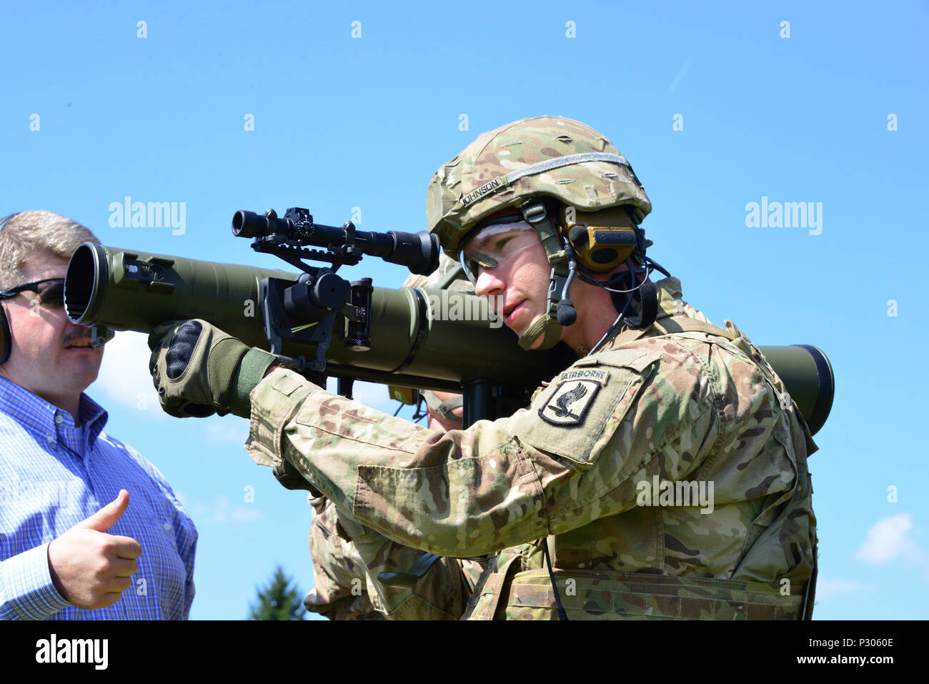 Stati Uniti Paracadutisti assegnato a 173rd Airborne Brigade incendi IL M3 Carl Gustav rocket launcher al settimo Esercito di formazione del comando di Grafenwoehr Area Formazione, Germania, Agosto 18, 2016. Il Carl Gustav è un leggero, uomo-portable recoilless rifle. Questa arma è stata utilizzata da parte del governo degli STATI UNITI Esercito dopo la Seconda Guerra Mondiale. L'esercito pensionato queste armi quando il drago e missili guidati anticarro TOW erano schierati. (U.S. Esercito Foto di Visual Information Specialist Gerhard Seuffert) Foto Stock