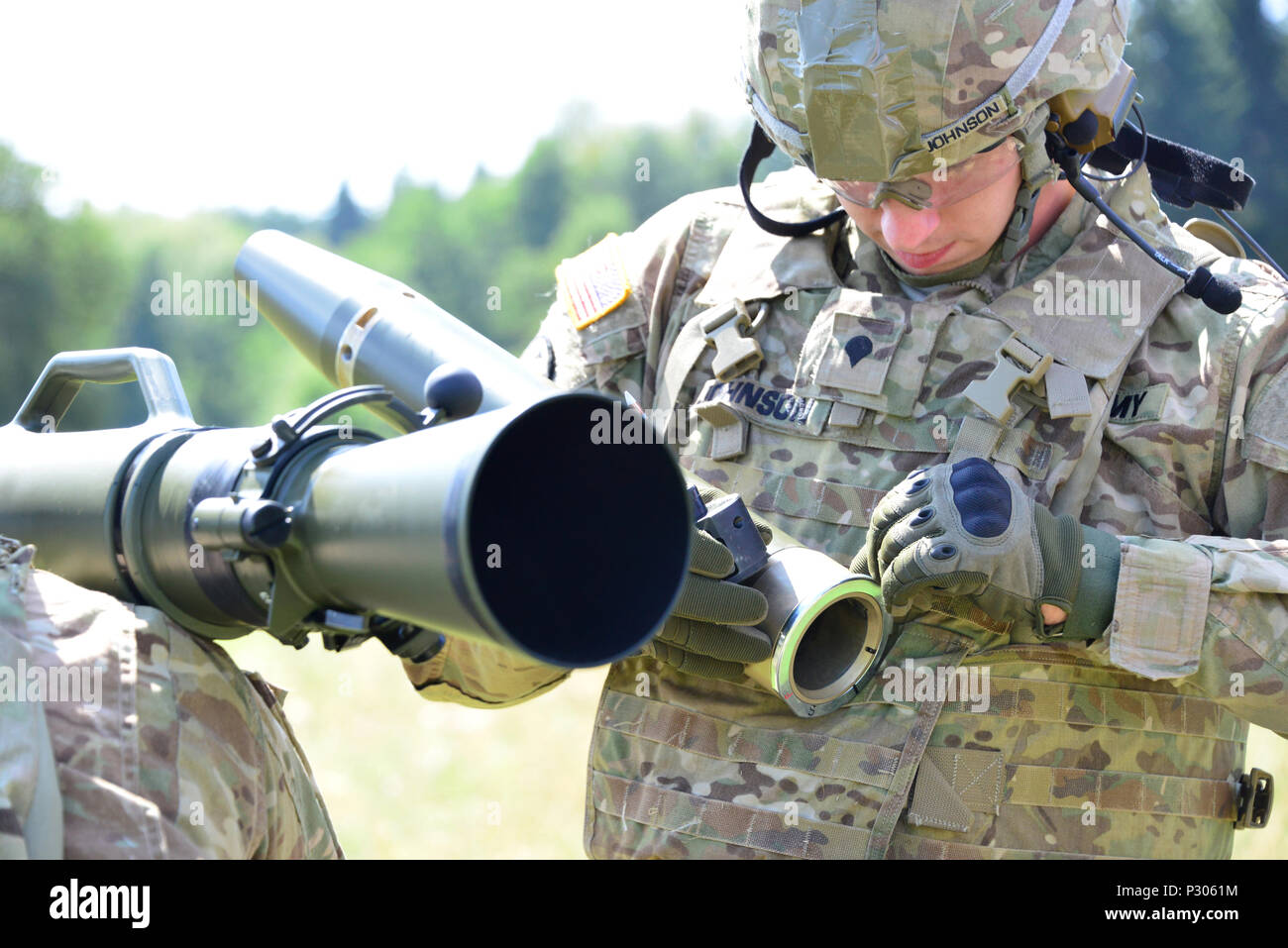 Stati Uniti Paracadutisti assegnato a 173rd Airborne Brigade incendi IL M3 Carl Gustav rocket launcher al settimo Esercito di formazione del comando di Grafenwoehr Area Formazione, Germania, Agosto 18, 2016. Il Carl Gustav è un leggero, uomo-portable recoilless rifle. Questa arma è stata utilizzata da parte del governo degli STATI UNITI Esercito dopo la Seconda Guerra Mondiale. L'esercito pensionato queste armi quando il drago e missili guidati anticarro TOW erano schierati. (U.S. Esercito Foto di Visual Information Specialist Gerhard Seuffert) Foto Stock