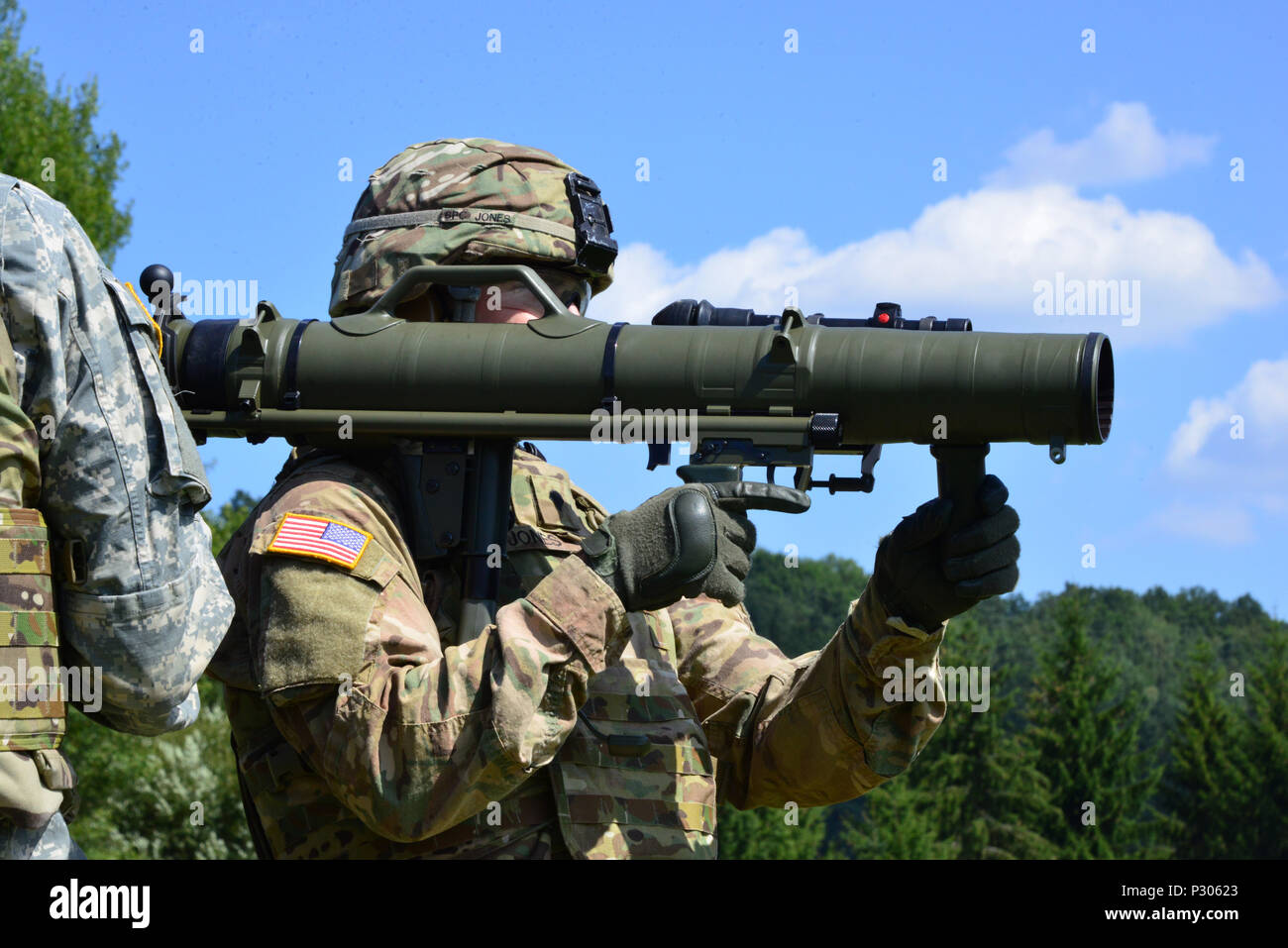 Stati Uniti Paracadutisti assegnato a 173rd Airborne Brigade incendi IL M3 Carl Gustav rocket launcher al settimo Esercito di formazione del comando di Grafenwoehr Area Formazione, Germania, Agosto 18, 2016. Il Carl Gustav è un leggero, uomo-portable recoilless rifle. Questa arma è stata utilizzata da parte del governo degli STATI UNITI Esercito dopo la Seconda Guerra Mondiale. L'esercito pensionato queste armi quando il drago e missili guidati anticarro TOW erano schierati. (U.S. Esercito Foto di Visual Information Specialist Gerhard Seuffert) Foto Stock