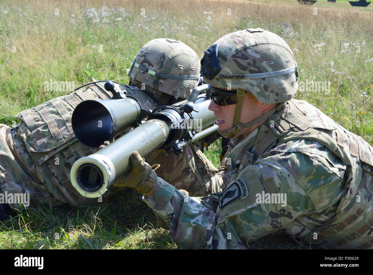 Stati Uniti Paracadutisti assegnato a 173rd Airborne Brigade incendi IL M3 Carl Gustav rocket launcher al settimo Esercito di formazione del comando di Grafenwoehr Area Formazione, Germania, Agosto 18, 2016. Il Carl Gustav è un leggero, uomo-portable recoilless rifle. Questa arma è stata utilizzata da parte del governo degli STATI UNITI Esercito dopo la Seconda Guerra Mondiale. L'esercito pensionato queste armi quando il drago e missili guidati anticarro TOW erano schierati. (U.S. Esercito Foto di Visual Information Specialist Gerhard Seuffert) Foto Stock