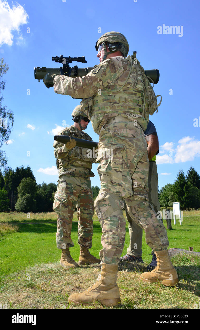 Stati Uniti Paracadutisti assegnato a 173rd Airborne Brigade incendi IL M3 Carl Gustav rocket launcher al settimo Esercito di formazione del comando di Grafenwoehr Area Formazione, Germania, Agosto 18, 2016. Il Carl Gustav è un leggero, uomo-portable recoilless rifle. Questa arma è stata utilizzata da parte del governo degli STATI UNITI Esercito dopo la Seconda Guerra Mondiale. L'esercito pensionato queste armi quando il drago e missili guidati anticarro TOW erano schierati. (U.S. Esercito Foto di Visual Information Specialist Gerhard Seuffert) Foto Stock