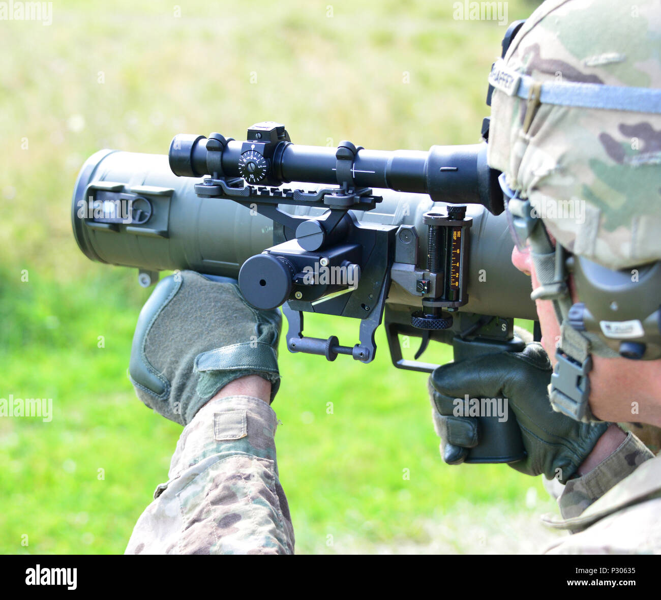 Stati Uniti Paracadutisti assegnato a 173rd Airborne Brigade incendi IL M3 Carl Gustav rocket launcher al settimo Esercito di formazione del comando di Grafenwoehr Area Formazione, Germania, Agosto 18, 2016. Il Carl Gustav è un leggero, uomo-portable recoilless rifle. Questa arma è stata utilizzata da parte del governo degli STATI UNITI Esercito dopo la Seconda Guerra Mondiale. L'esercito pensionato queste armi quando il drago e missili guidati anticarro TOW erano schierati. (U.S. Esercito Foto di Visual Information Specialist Gerhard Seuffert) Foto Stock