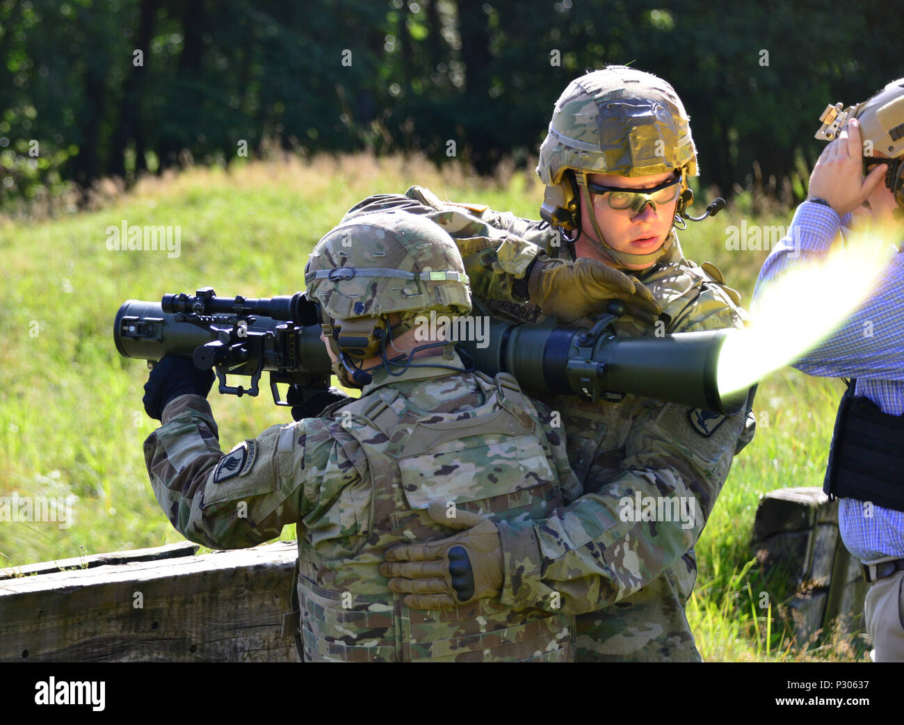 Stati Uniti Paracadutisti assegnato a 173rd Airborne Brigade incendi IL M3 Carl Gustav rocket launcher al settimo Esercito di formazione del comando di Grafenwoehr Area Formazione, Germania, Agosto 18, 2016. Il Carl Gustav è un leggero, uomo-portable recoilless rifle. Questa arma è stata utilizzata da parte del governo degli STATI UNITI Esercito dopo la Seconda Guerra Mondiale. L'esercito pensionato queste armi quando il drago e missili guidati anticarro TOW erano schierati. (U.S. Esercito Foto di Visual Information Specialist Gerhard Seuffert) Foto Stock