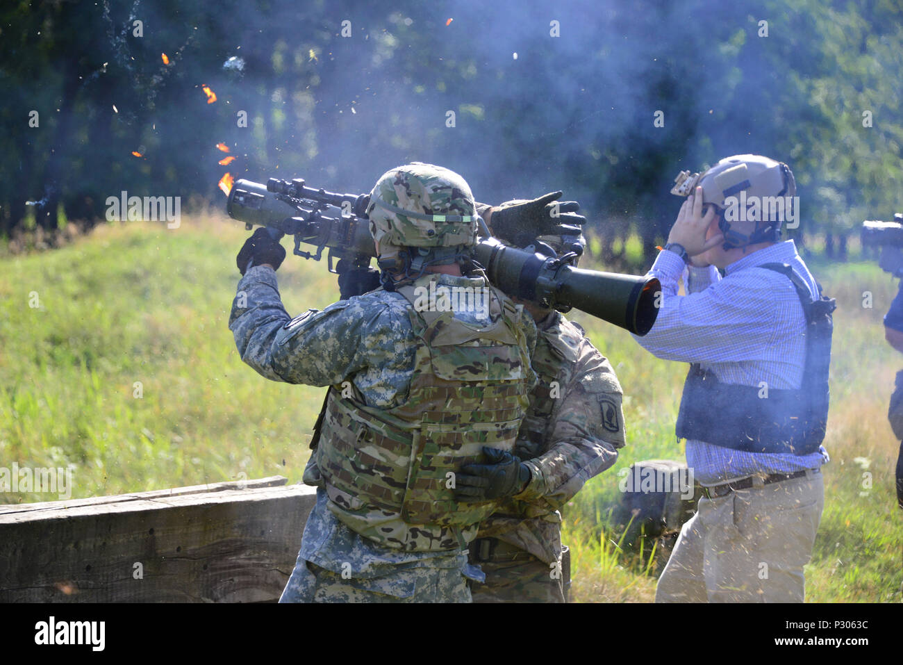 Stati Uniti Paracadutisti assegnato a 173rd Airborne Brigade incendi IL M3 Carl Gustav rocket launcher al settimo Esercito di formazione del comando di Grafenwoehr Area Formazione, Germania, Agosto 18, 2016. Il Carl Gustav è un leggero, uomo-portable recoilless rifle. Questa arma è stata utilizzata da parte del governo degli STATI UNITI Esercito dopo la Seconda Guerra Mondiale. L'esercito pensionato queste armi quando il drago e missili guidati anticarro TOW erano schierati. (U.S. Esercito Foto di Visual Information Specialist Gerhard Seuffert) Foto Stock