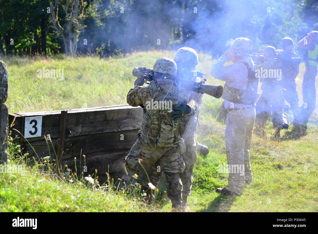 Stati Uniti Paracadutisti assegnato a 173rd Airborne Brigade incendi IL M3 Carl Gustav rocket launcher al settimo Esercito di formazione del comando di Grafenwoehr Area Formazione, Germania, Agosto 18, 2016. Il Carl Gustav è un leggero, uomo-portable recoilless rifle. Questa arma è stata utilizzata da parte del governo degli STATI UNITI Esercito dopo la Seconda Guerra Mondiale. L'esercito pensionato queste armi quando il drago e missili guidati anticarro TOW erano schierati. (U.S. Esercito Foto di Visual Information Specialist Gerhard Seuffert) Foto Stock