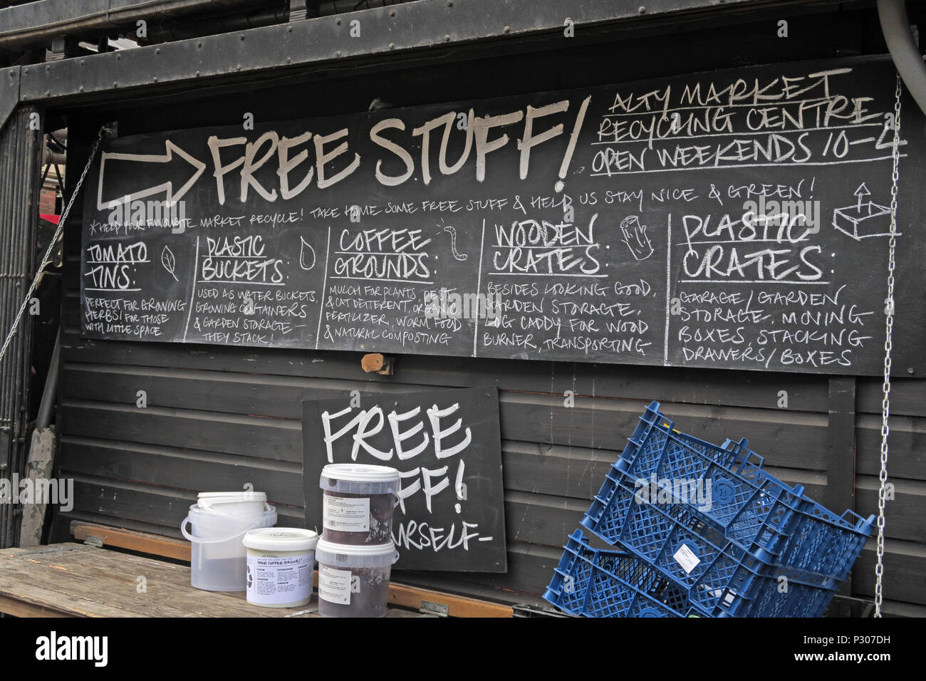 Articoli gratuiti presso il mercato di successo di Altrincham (simile al Borough Market), Trafford Council, Greater Manchester, North West England, UK Foto Stock