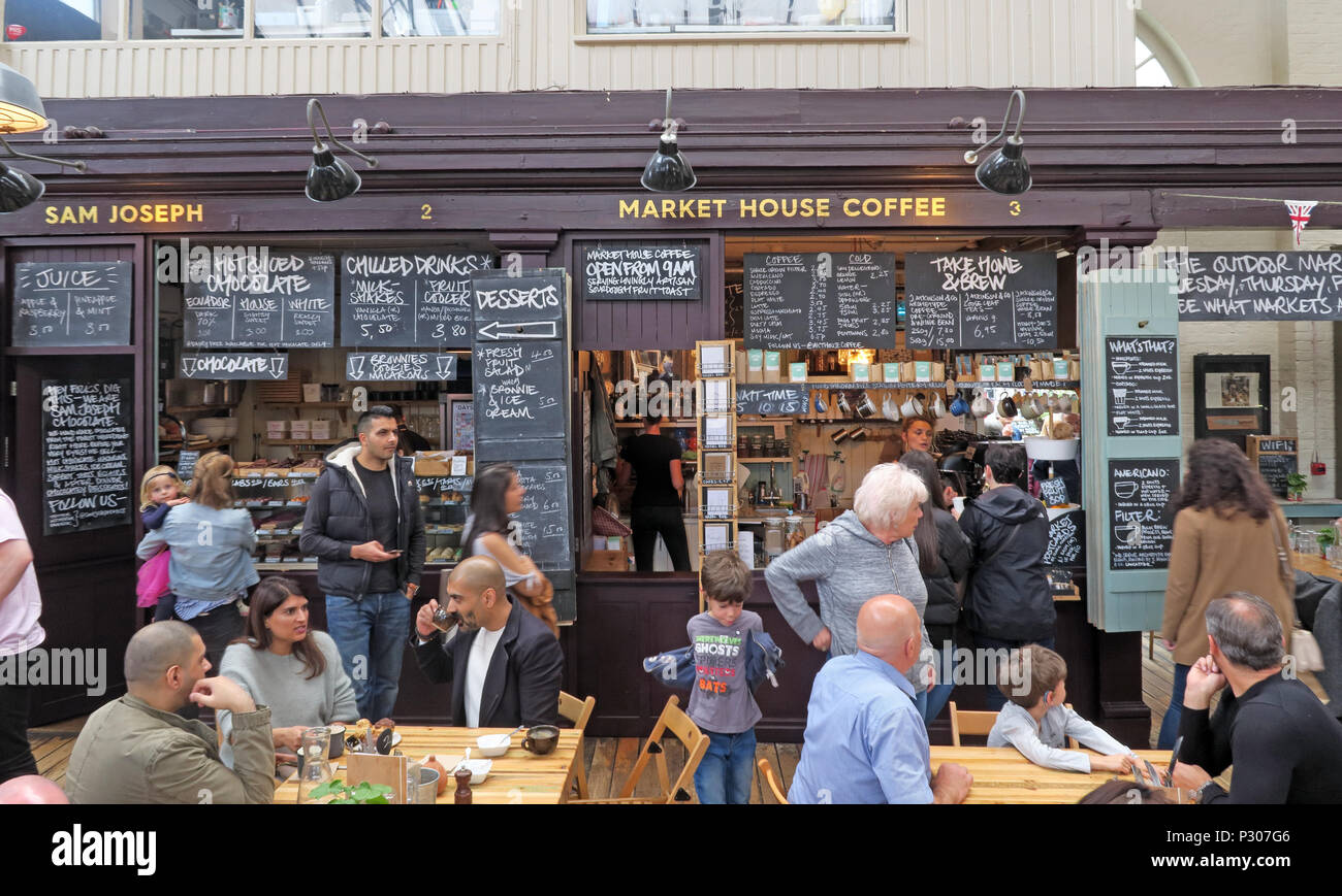 Altrincham retail di successo del mercato della città (simile al mercato di Borough), Trafford consiglio, Greater Manchester North West England, Regno Unito Foto Stock