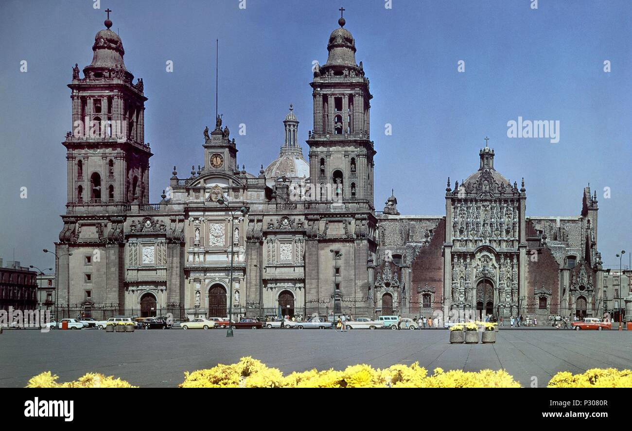 CATEDRAL METROPOLITANA TAMBIEN LLAMADA CATEDRAL-Iglesia del Sagrario SITUADA EN LA PLAZA DE LA CONSTITUCION Conocida como la PLAZA DEL Zocalo. Autore : Claudio de Arciniega (c. 1520-1593). Posizione: PLAZA DE LA CONSTITUCION / PLAZA DEL ZOCALO, CITTÀ DEL MESSICO, CIUDAD DE MEXICO. Foto Stock