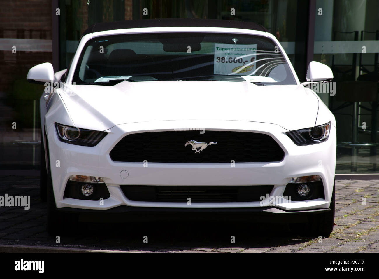 Bad Homburg, Germania - 19 Maggio 2018: Un bianco auto sportiva, Ford Mustang, il parcheggio è in vendita in un parcheggio il 19 maggio 2018 a Bad Homburg. Foto Stock