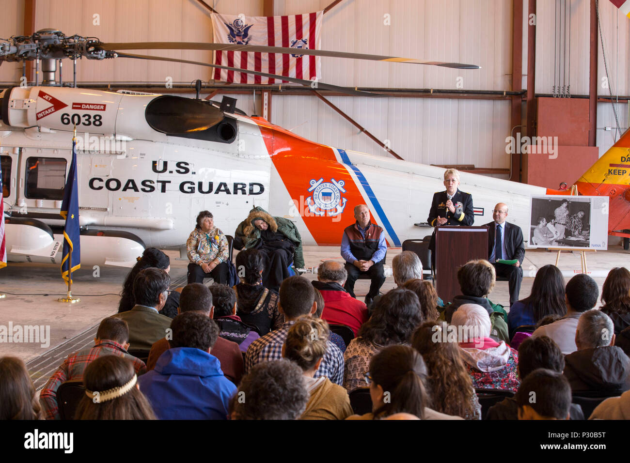 Brig. Gen. Laurie Hummel, l'aiutante generale dell'Alaska National Guard, parla durante una denominazione e inaugurazione dell'Esercito nazionale Guard aviation facility in onore di pensionati Il Mag. Gen. John W. Schaeffer, Jr., in Kotzebue, Alaska, Agosto 9, 2016. Schaeffer è servita come aiutante generale dell'Alaska National Guard dal 1986 al 1991. La struttura, Qipqiña Hangar è dedicata a Schaeffer in suo nome Iñupiaq. (U.S. Esercito nazionale Guard photo by Staff Sgt. Balinda O'Neal Dresel) Foto Stock