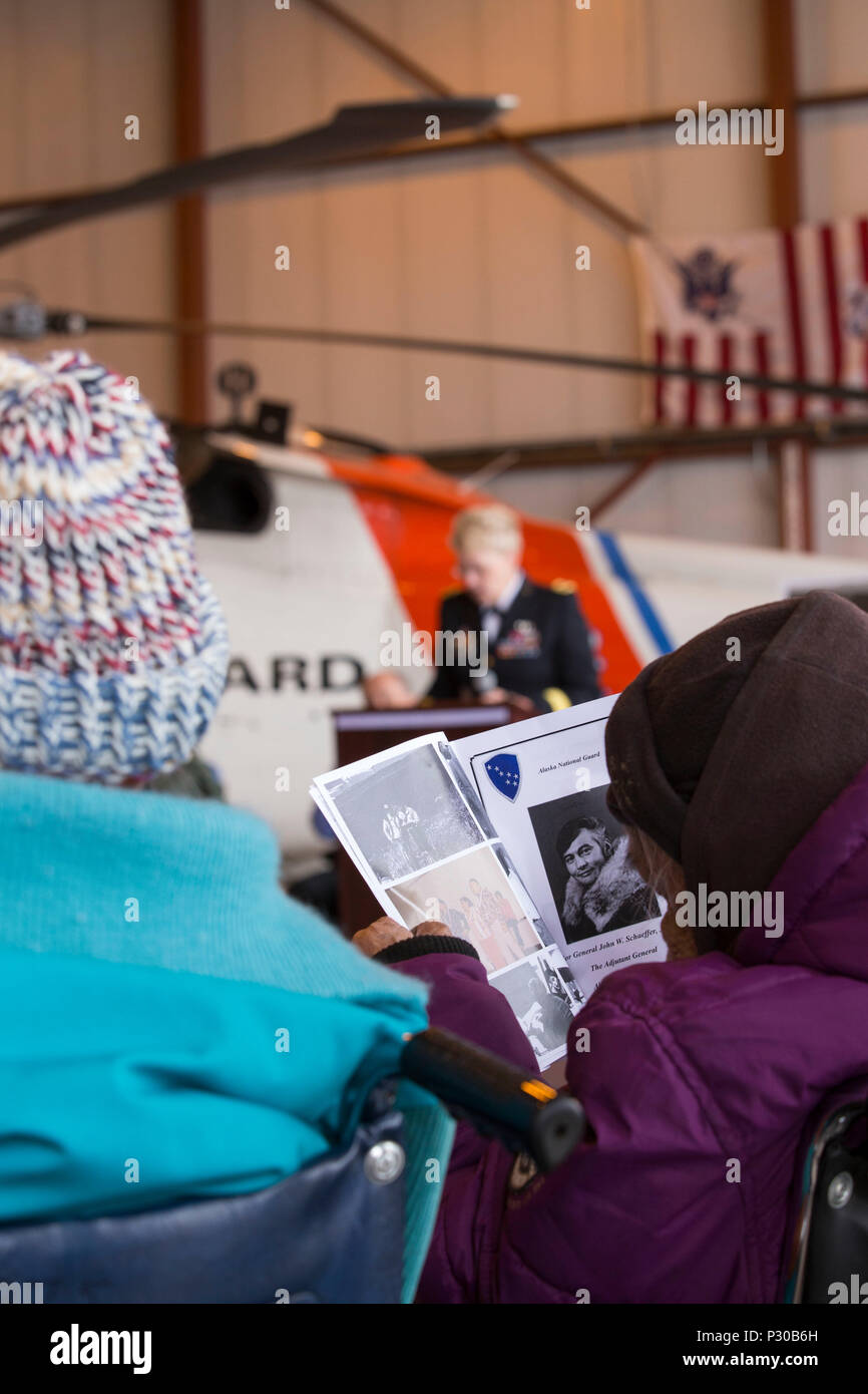 Alaska guardie nazionali, membri di comunità familiari e amici si riuniscono per onore da lungo tempo leader Alaska John W. Schaeffer, Jr., che ha servito come aiutante generale dell'Alaska National Guard dal 1986 al 1991. L'Esercito nazionale Guard aviation facility in Kotzebue fu dedicata a Schaeffer e rinominato Qipqiña Hangar, dopo Schaeffer Inupiaq del nome. Il 9 agosto inclusa cerimonia di cantanti e ballerini e altoparlanti, compresi i membri del Schaeffer la famiglia, Gov. Bill Walker e aiutante generale Brig. Gen. Laurie Hummel. (U.S. Esercito nazionale Guard photo by Staff Sgt. Balinda O'Neal Dresel) Foto Stock