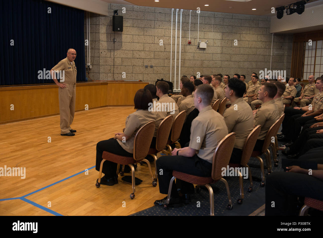 160812-N-up569-020 Atsugi, Giappone (Agosto 12, 2016) Vice Adm. C. Forrest Faison III, Navy Chirurgo generale e capo dell' Ufficio di presidenza di Medicina e Chirurgia risponde alle domande durante un tutte le mani per gli Stati Uniti Navy Branch Health Clinic (BHC) Atsugi a Naval Air Facility (NAF) Atsugi Atsugi della Convention Center. Il ramo della clinica sanitaria primaria fornisce servizi sanitari, servizi odontoiatrici e di medicina di volo a circa 30 comandi e attività di stanza a bordo il NAF Atsugi. (U.S. Foto di Marina di Massa lo specialista di comunicazione di terza classe Jason C. Bawgus/rilasciato) Foto Stock