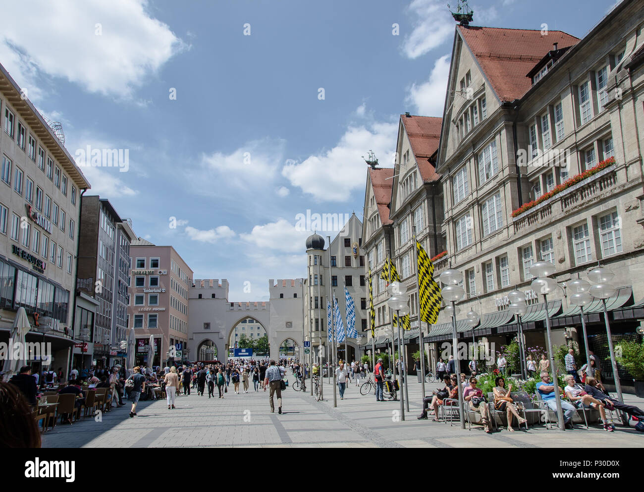 Monaco di Baviera Kaufingerstrasse (e al suo adiacente Neuhauser Strasse) è  una delle più antiche strade di Monaco di Baviera. Oggi è Monaco di Baviera  più trafficata strada dello shopping Foto stock -
