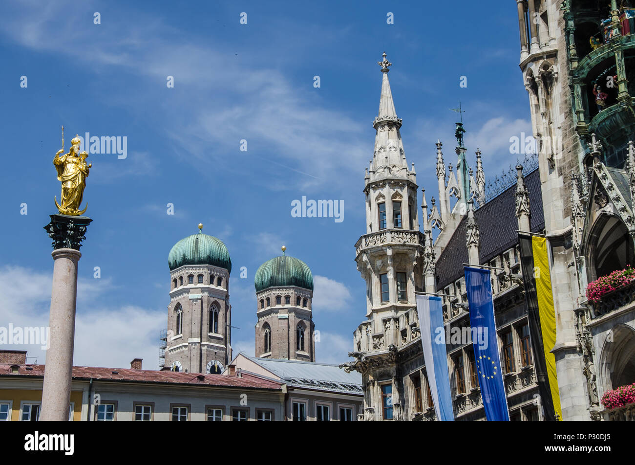 Marienplatz è la piazza centrale di Monaco di Baviera della Città Vecchia, il cuore urbano e il punto centrale della zona pedonale con il suo municipio neogotico. Foto Stock