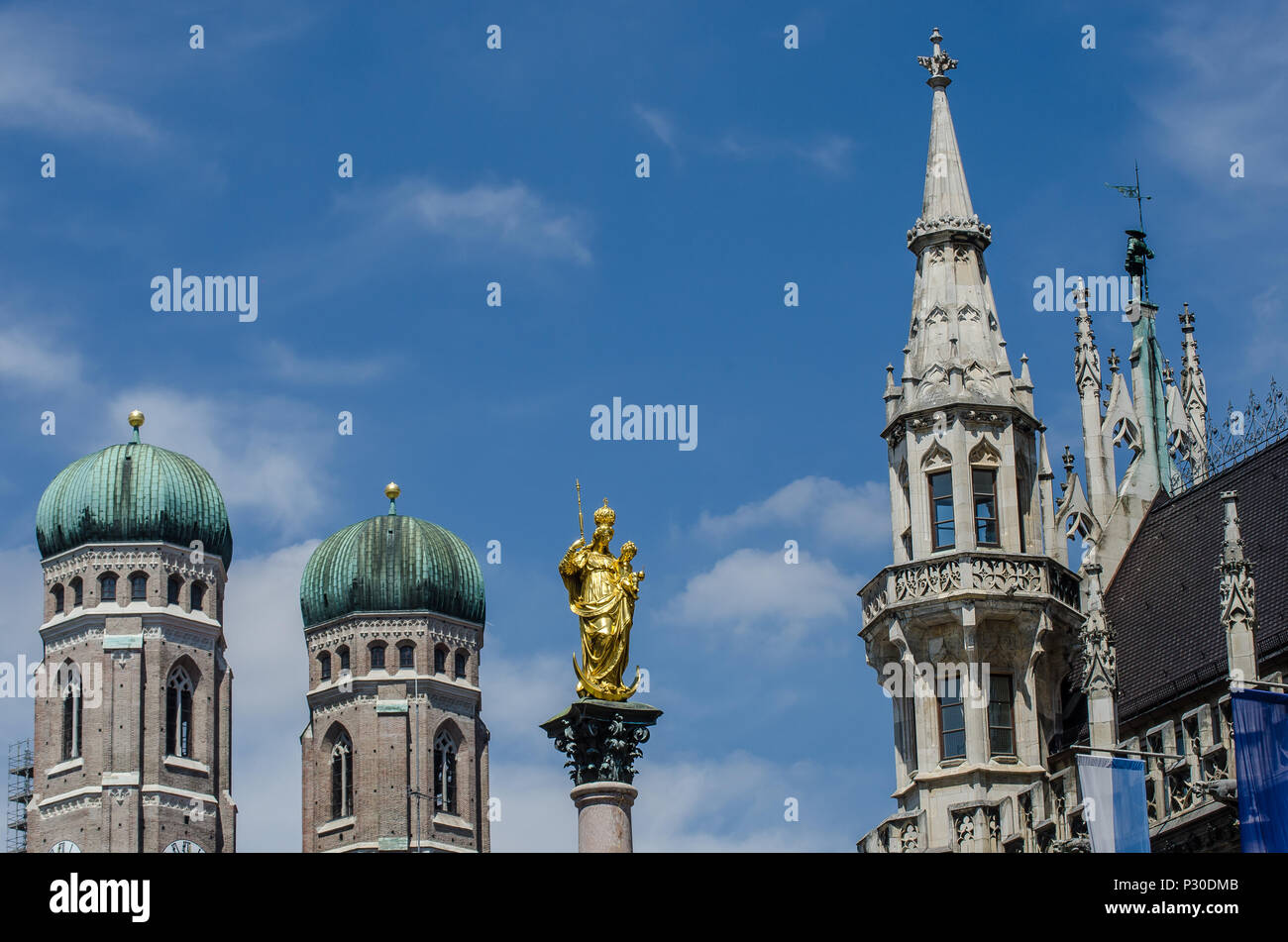 Marienplatz è la piazza centrale di Monaco di Baviera della Città Vecchia, il cuore urbano e il punto centrale della zona pedonale con il suo municipio neogotico. Foto Stock