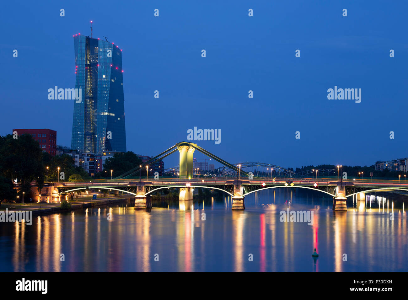 La skyline di Francoforte al tramonto che mostra la Ignatz Bubis bridge Foto Stock