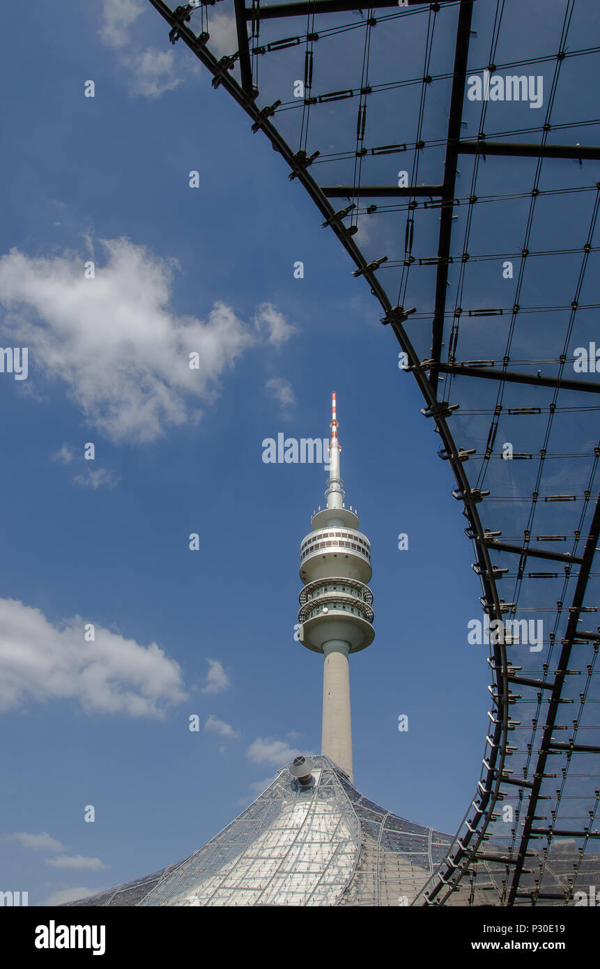 La torre olimpica di Monaco di Baviera ha un'altezza complessiva di 291 m e un peso di 52,500 tonnellate. Ad una altezza di 190 m c'è una piattaforma di osservazione. Foto Stock
