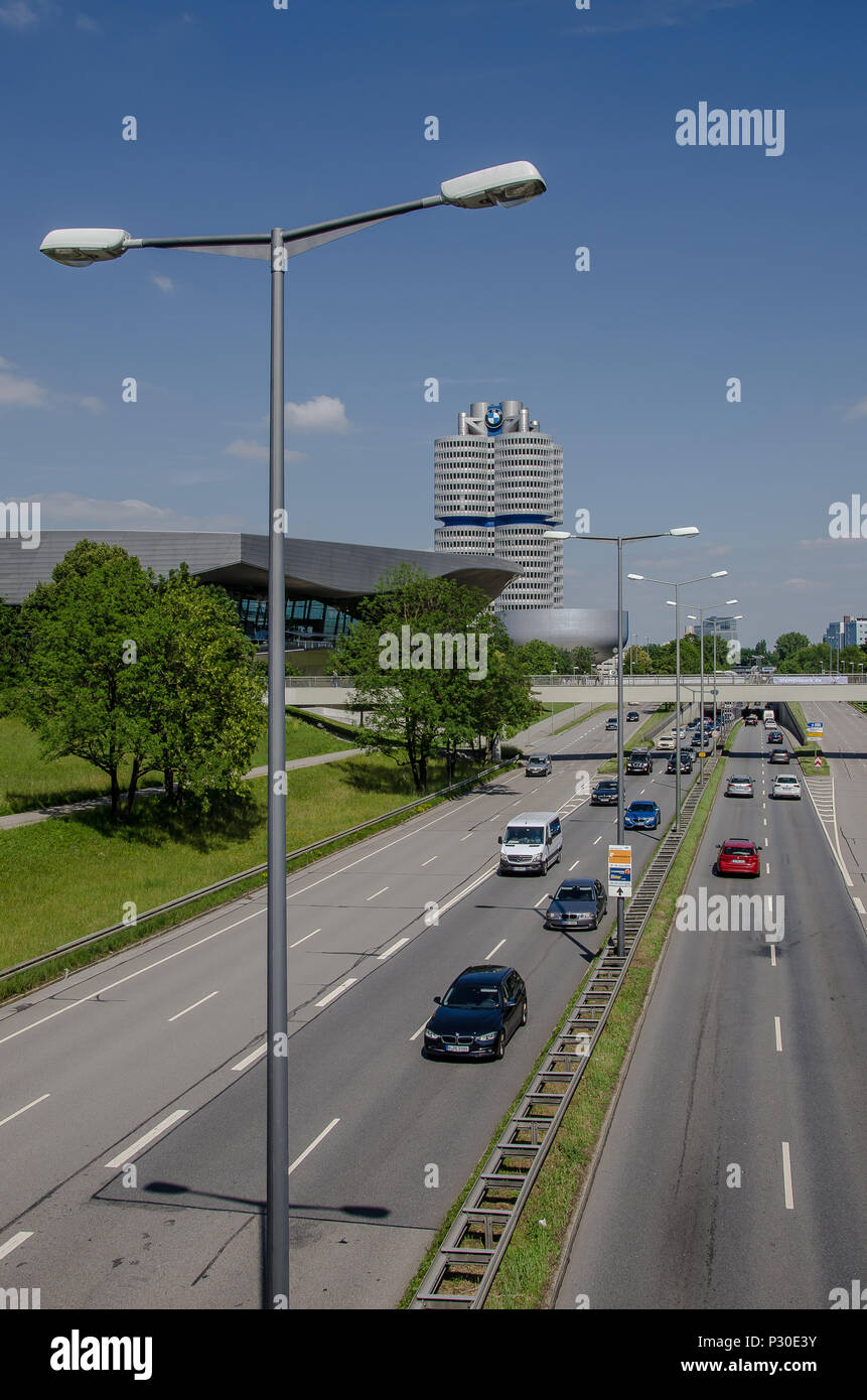 Situato nella parte anteriore del gruppo BMW in sede, BMW Welt unisce il passato e il presente sotto un unico tetto. Foto Stock