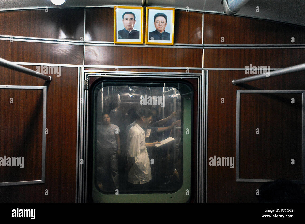 Pyongyang, Corea del Nord, foto di Kim Il-Sung e Kim Jong nei sottopassaggi Foto Stock