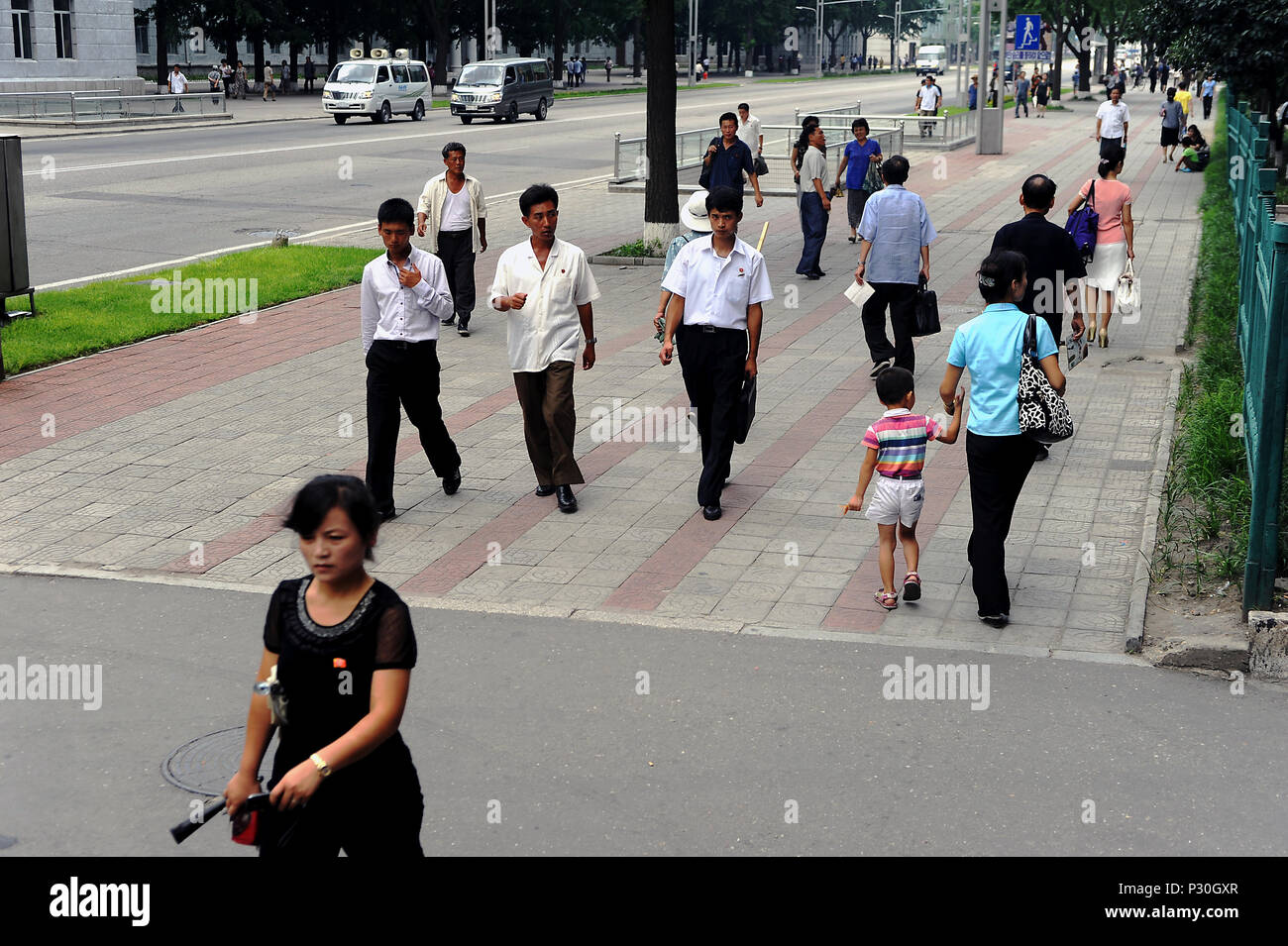 Pyongyang, Corea del Nord, pedonale su un marciapiede Foto Stock