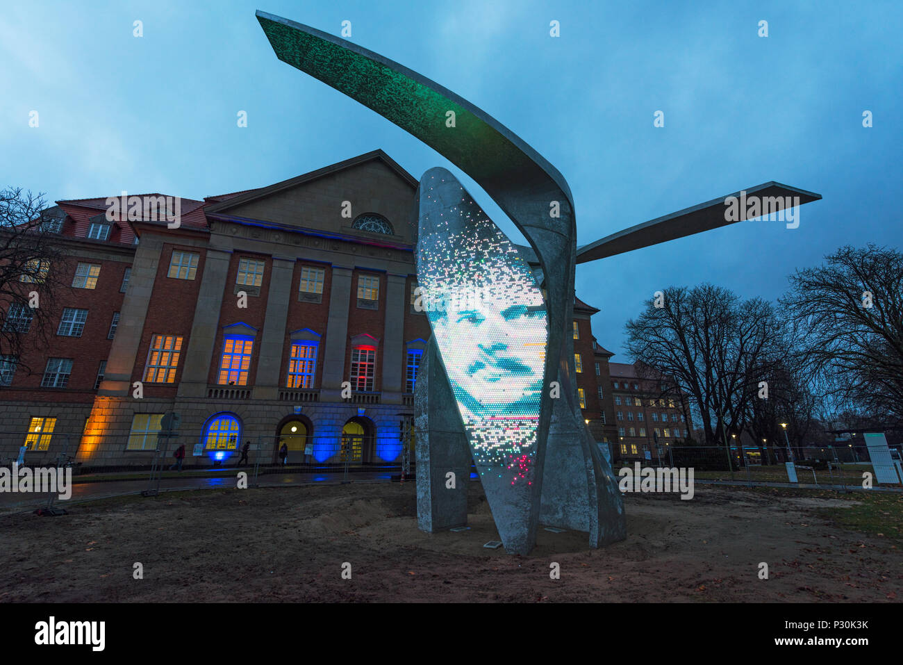 Berlino, Germania, scultura le ali di fronte all'edificio amministrativo della Siemens AG Foto Stock