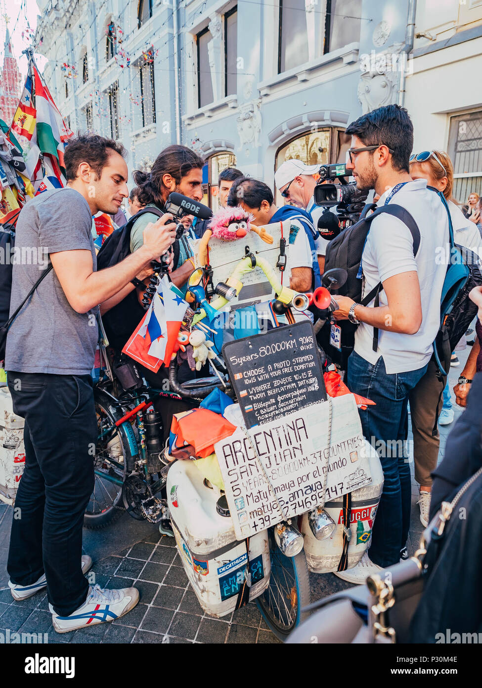 Viaggiatori di tutto il mondo Matthias Amaya arrivato a Mosca durante il campionato di calcio per sostenere la squadra nazionale di Argentina. Foto Stock